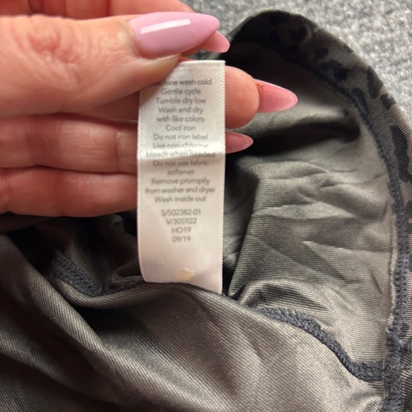 ATHLETA Women’s Shanti Leopard Print Racerback Cropped Black/Grey size: XXS - Picture 6 of 7